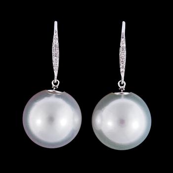 1308. A pair of cultured South sea pearl, 15 mm, and brilliant cut diamonds, tot. app. 0.15 cts.