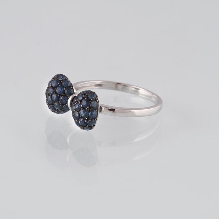 RING, 18K vitguld med fasettslipade blå safirer ca 1.36 ct. Vikt 2,8 gram.