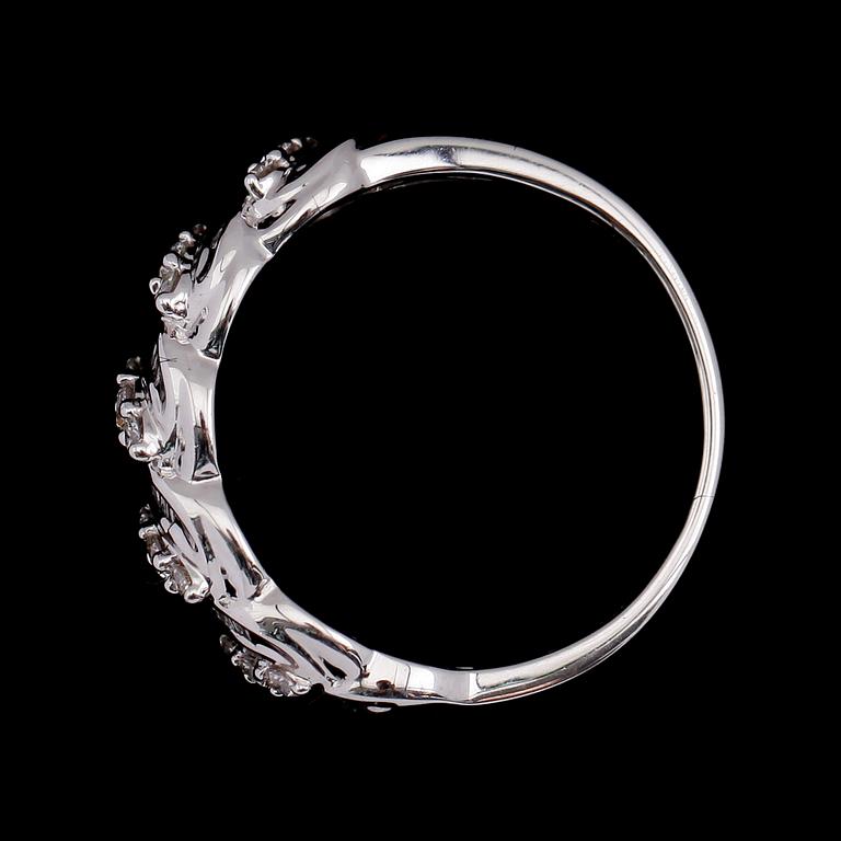RING, 10 k vitguld, briljant- och baguettslipade diamanter tot 0.38 ct.