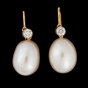 34. A pair of cultured fresh water pearl and brilliant cut diamond earrings, tot. 0.32 cts.
