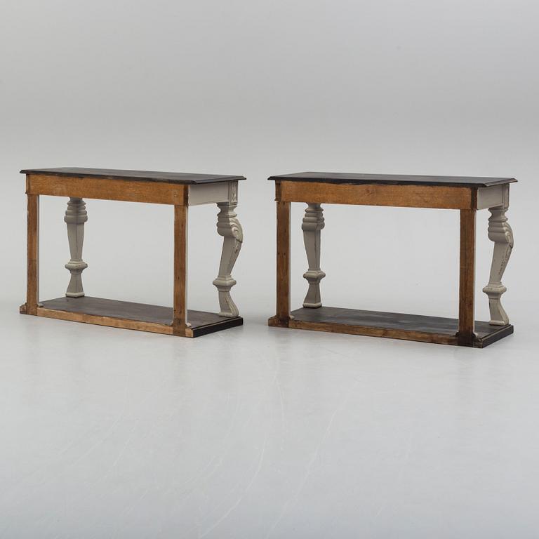 KONSOLBORD/SIDOBORD, ett par, 1900-tal.