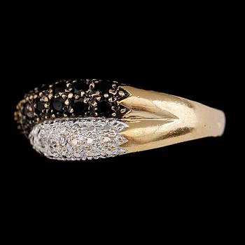 RING, 18 k guld, briljantslipade diamanter. Vikt ca 4,4 g.