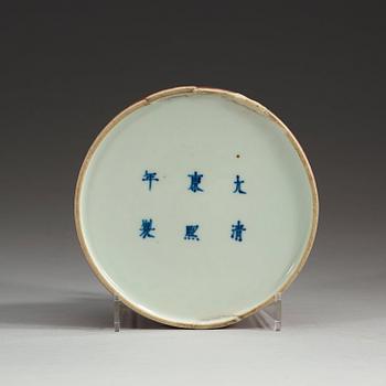 PENSELBAD, porslin. Qing dynastin (1644-1912), med Kangxi sex karakärers märke.