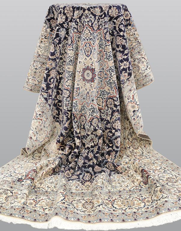 A part silk Nain carpet, so-called 6LAA, approx. 320 x 200 cm.