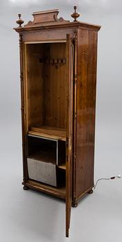 SKÅP / VAPENSKÅP, 1800-talets slut.