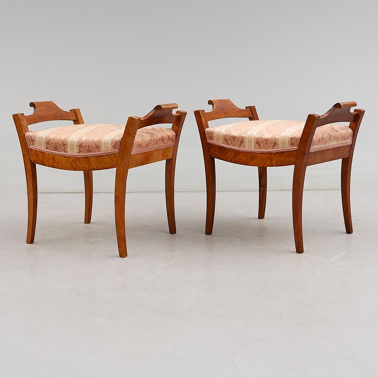 TABURETTER, 1 par, Karl Johan, 1800-talets mitt.