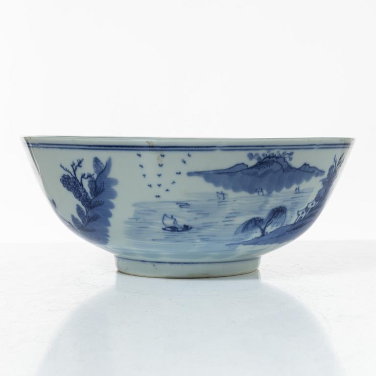 A blue and white export porcelain bowl, China, Qing dynasty early 19th century.