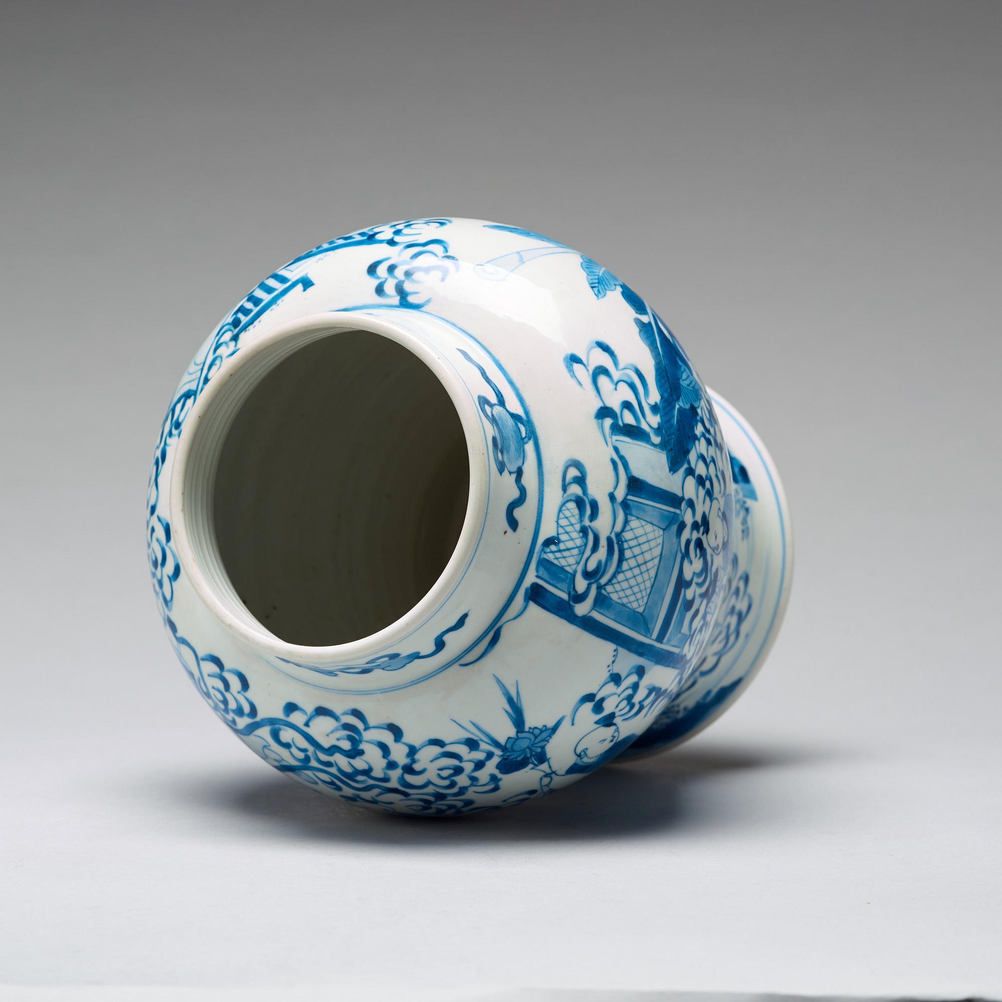A blue and white jar, Qing dynasty, Kangxi (1662-1722).