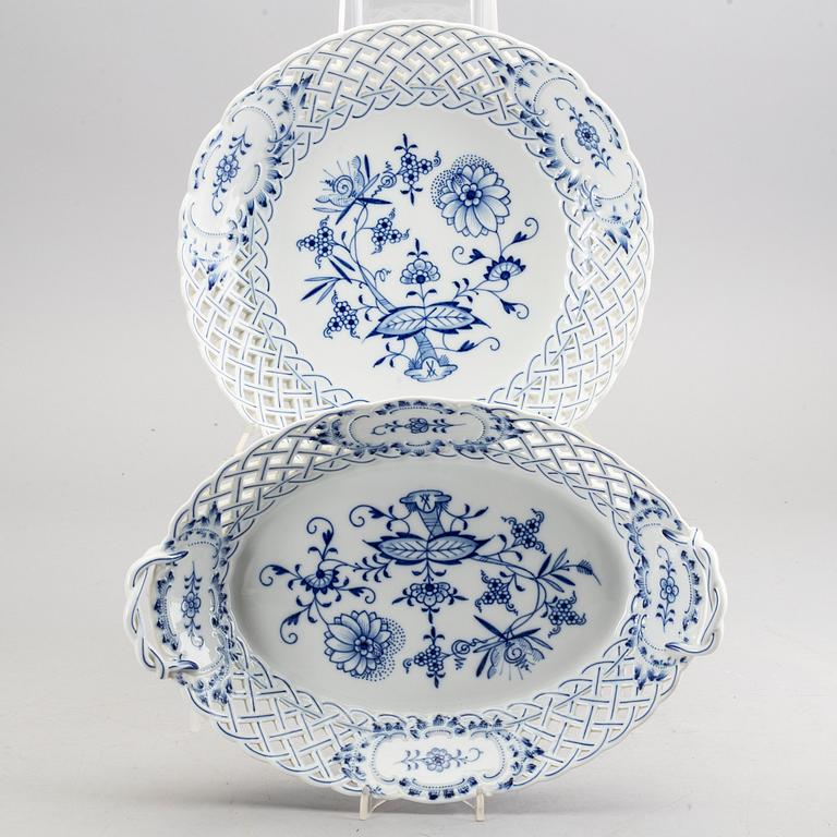 SERVISDELAR, 19 st, porslin, "Lökmönstret", Meissen, Tyskland,