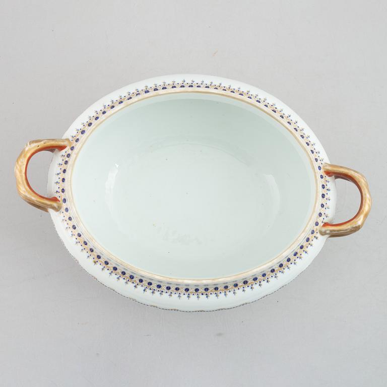 An armorial tureen with cover, China, 20th century.