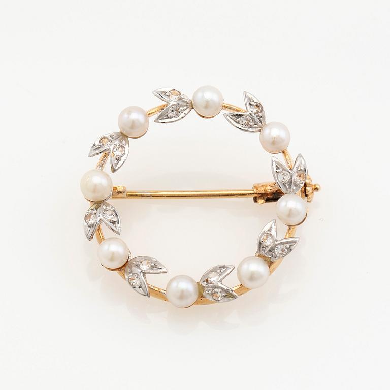 Brooch, 18K gold set with brilliant-cut diamonds and pearls.