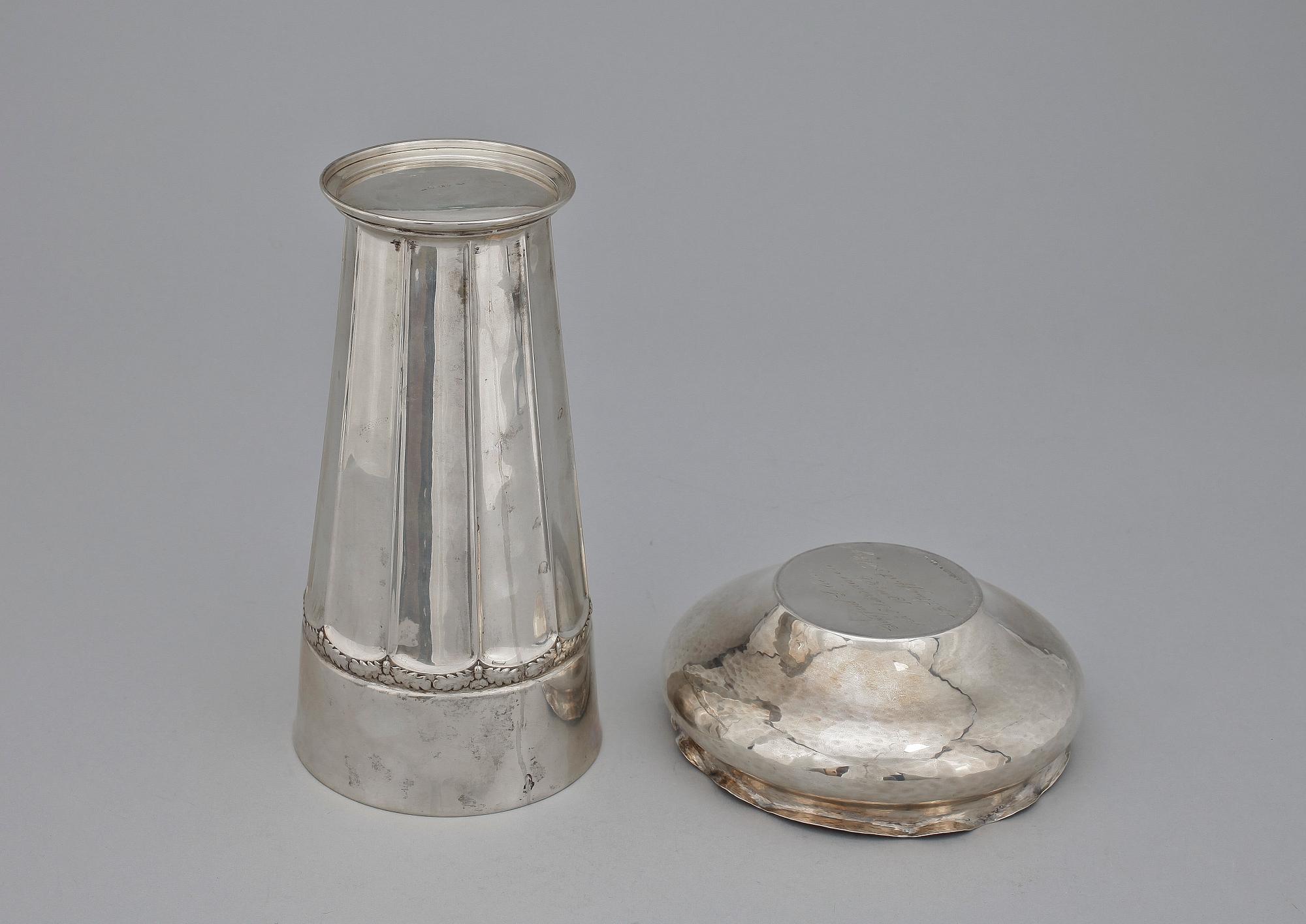 BÄGARE SAMT SKÅL, silver, Bernhard Hertz, Stockholm 1914, EM O. Möller, Malmö 1925. Tot  380 gram.
