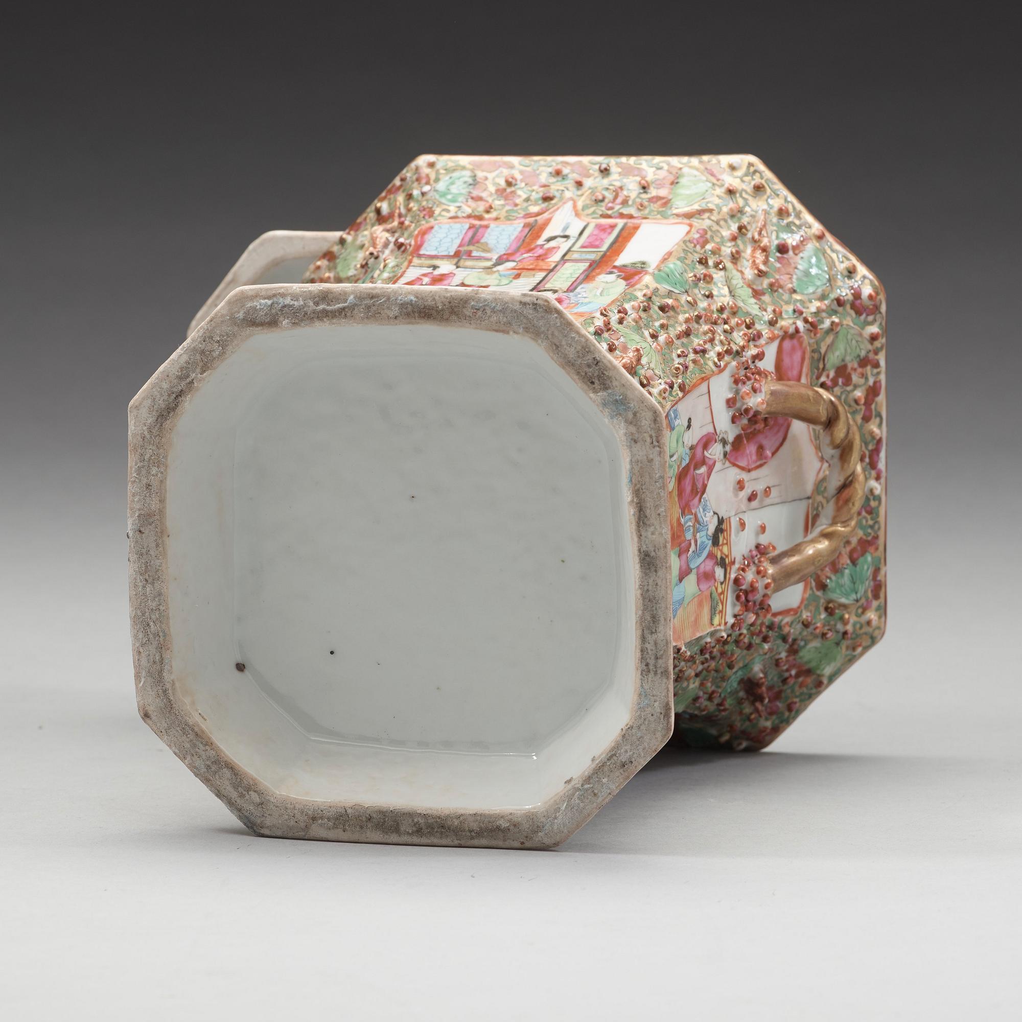 TULPANVAS med LOCK, porslin. Qingdynastin, Kanton, 1800-tal.