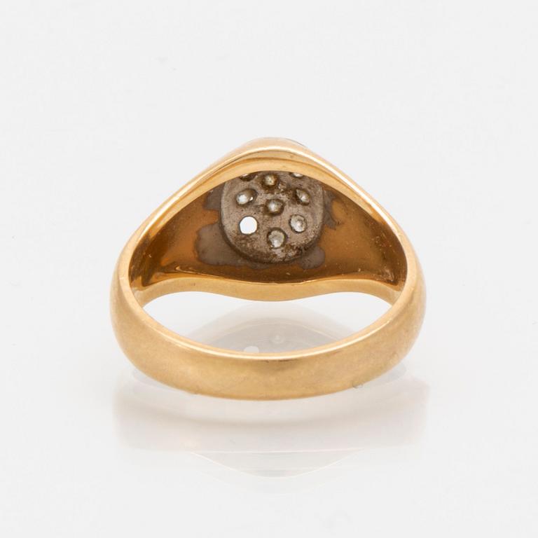 Ring 18K gold w brilliant-cut diamonds approx 0.15 ct in total, 1 diamond is missing, size 49.