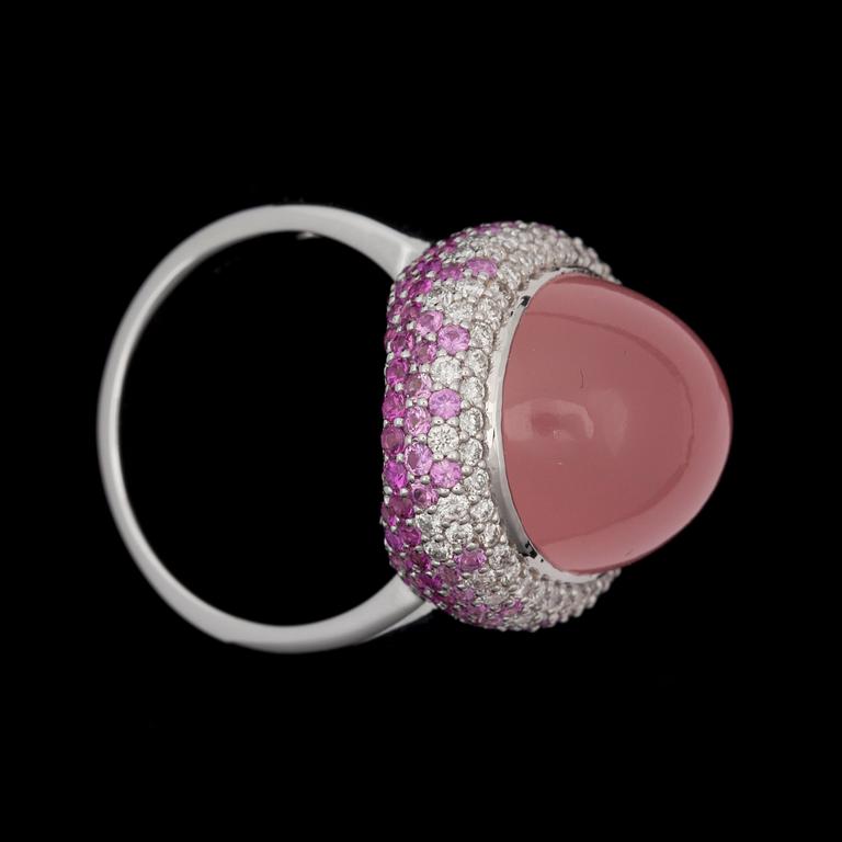 A cabochon cut rose quartz ring, set with brilliant cut diamonds tot. 0.74 cts, and pink sapphires 1.44 cts.