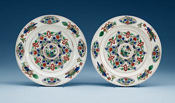 1542. A pair of famille verte dinner plates, Qing dynasty, Kangxi (1662-1722).