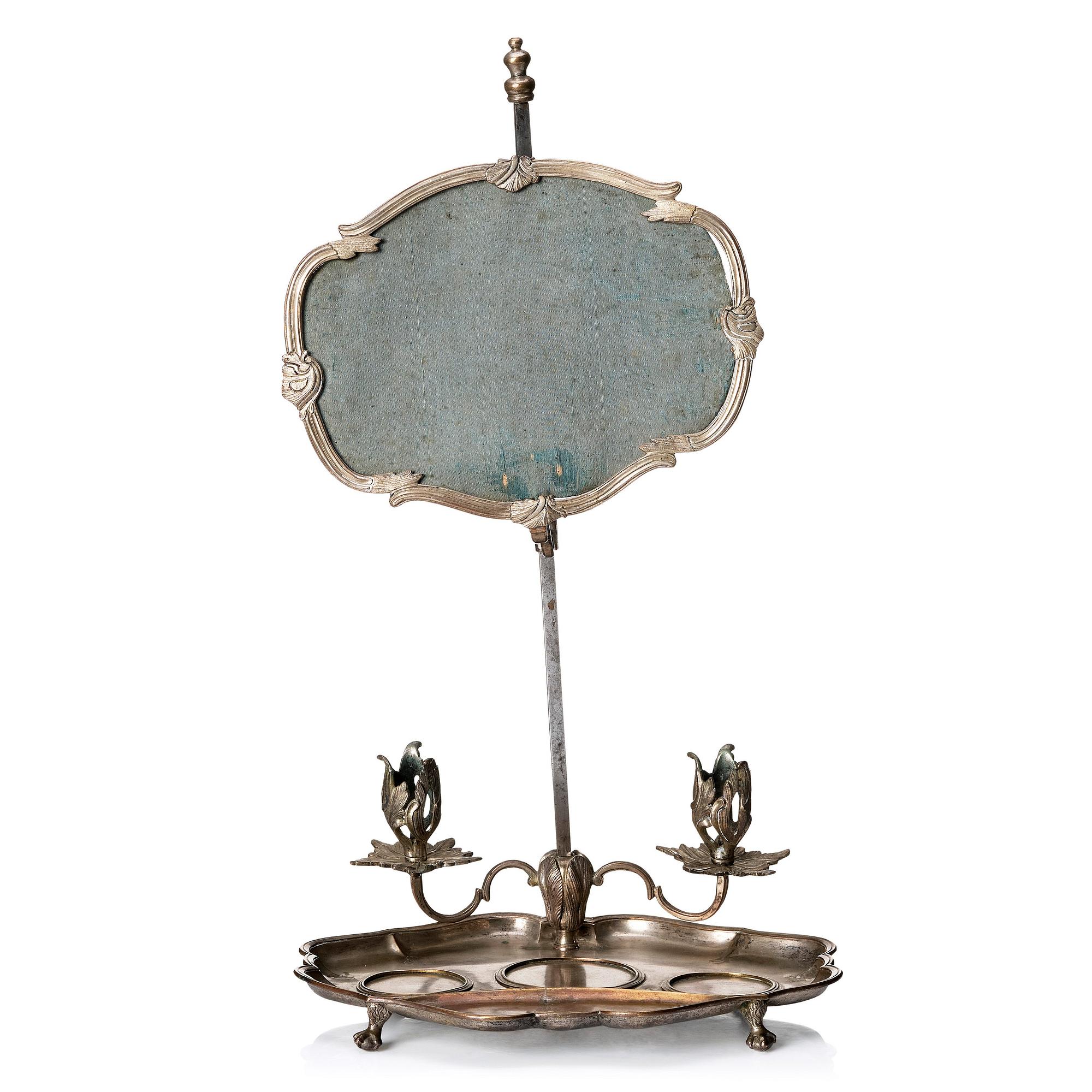 Kungligt skrivställ, för två ljus, argent haché, av Anders Högberg, Stockholm (stämplade 1768). Rokoko.