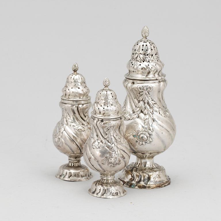 SOCKERRUSKA samt SALT och PEPPARSTRÖARE, silver, rokokostil, 18/1900-tal. Vikt ca 208g.
