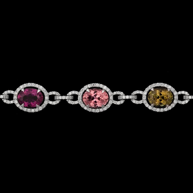 ARMBAND, olikfärgade turmaliner, 15.62 ct, diamanter 2.17 ct. Kvalitet H /VS.