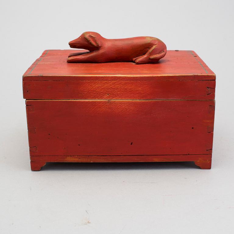 A box and a carved smoking pipe head 19/20th century.