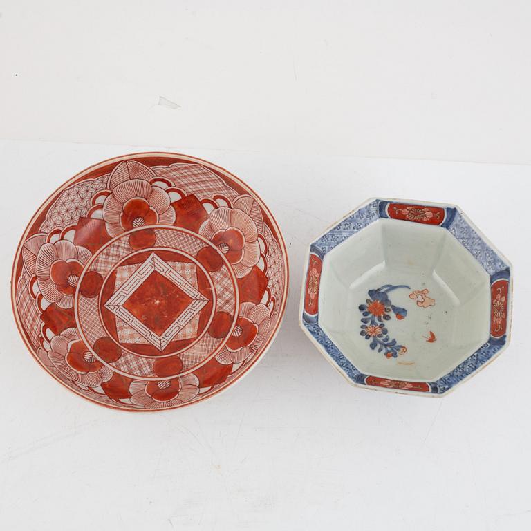A group of two Japanese imari porcelain bowls and four dishes, Meiji period (1868-1912), part Kutani.