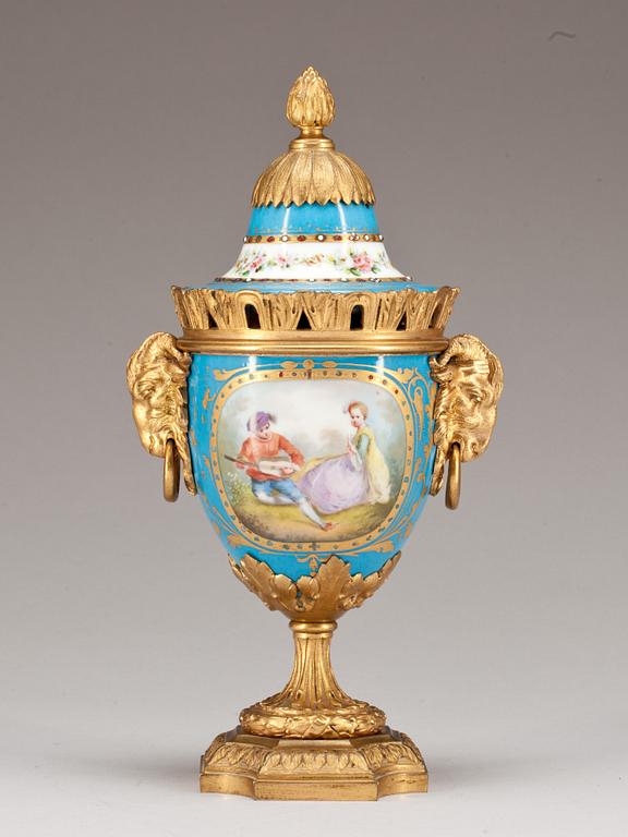 LOCKURNA, porslin och förgylld brons, Louis XVI-stil, Frankrike, sent 1800-tal.