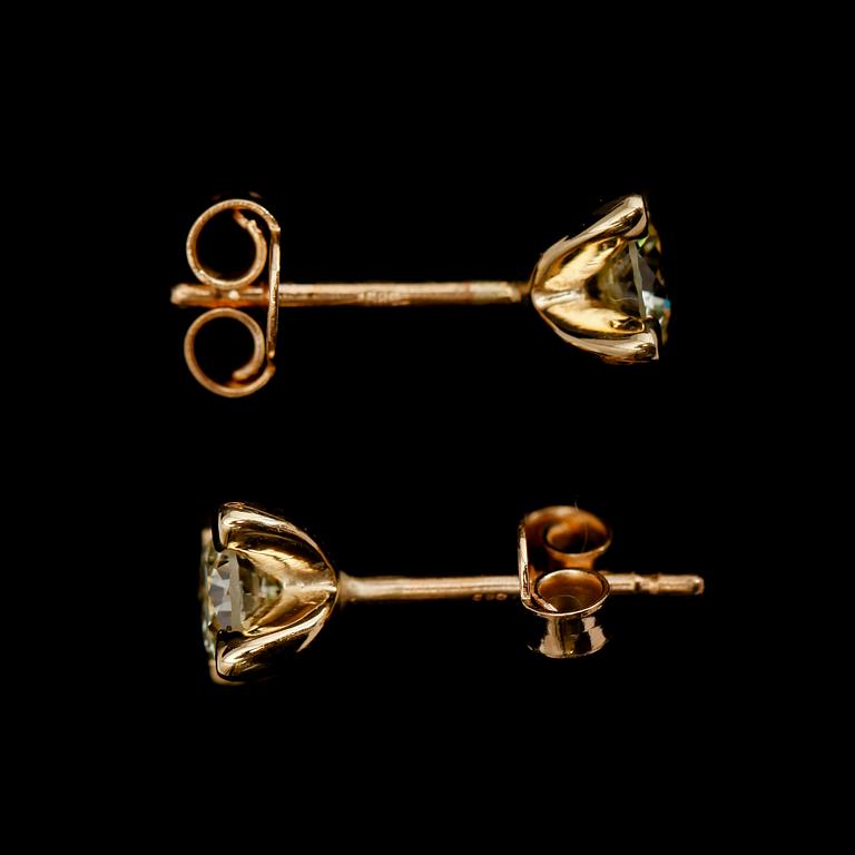 ÖRHÄNGEN, 1 par, 14 k guld, solitära briljantslipade diamanter tot ca 0.74 ct.