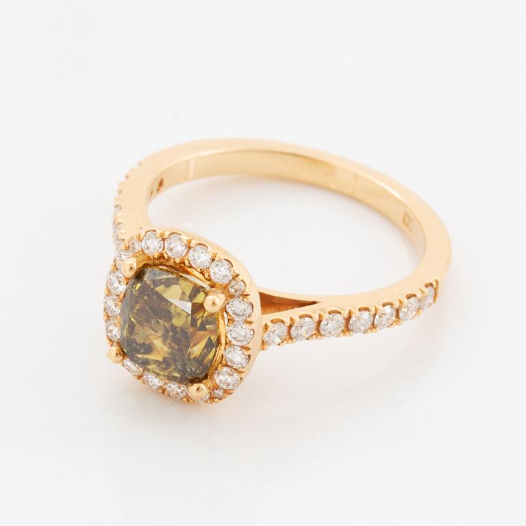 Ring med cushionformad natural fancy brownish yellow diamant, 
2,16 ct, med certifikat IGI.