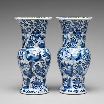 A pair of blue and white vases, Qing dynasty, Kangxi (1662-1722).