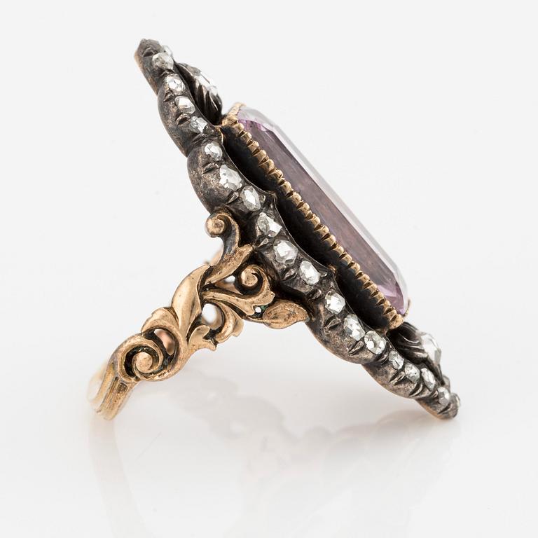 An 18K gold and silver ring  with a faceted topaz and rose-cut diamonds, 19th century.