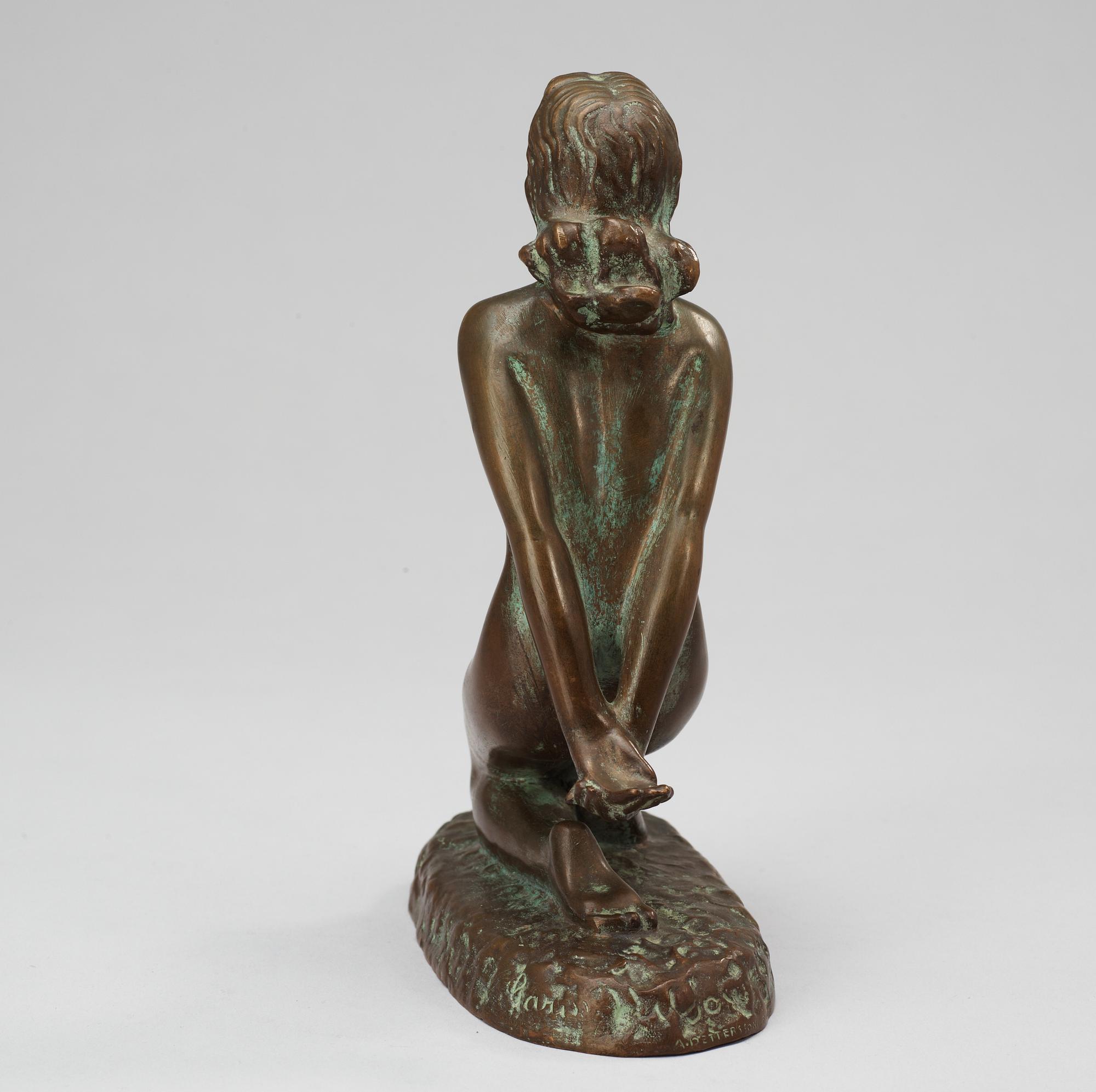 Carin Nilson, Seated woman.