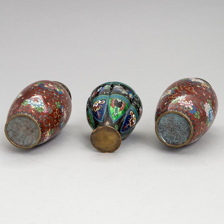 URNA och VASER, 2 st, cloissoné, Japan, tidigt 1900-tal.