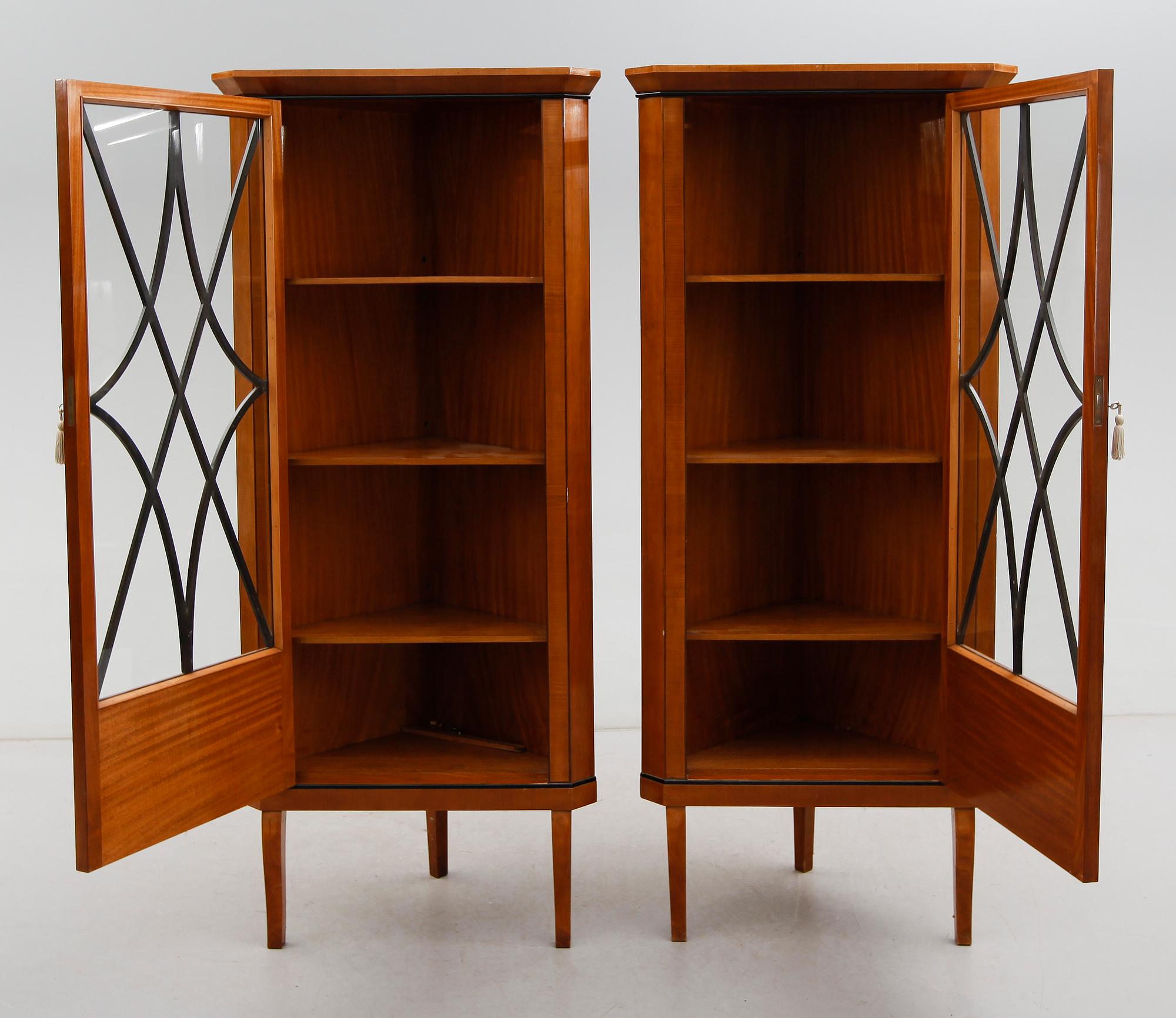 HÖRNVITRINSKÅP, 1 par, empirestil, 1900-talets första hälft.