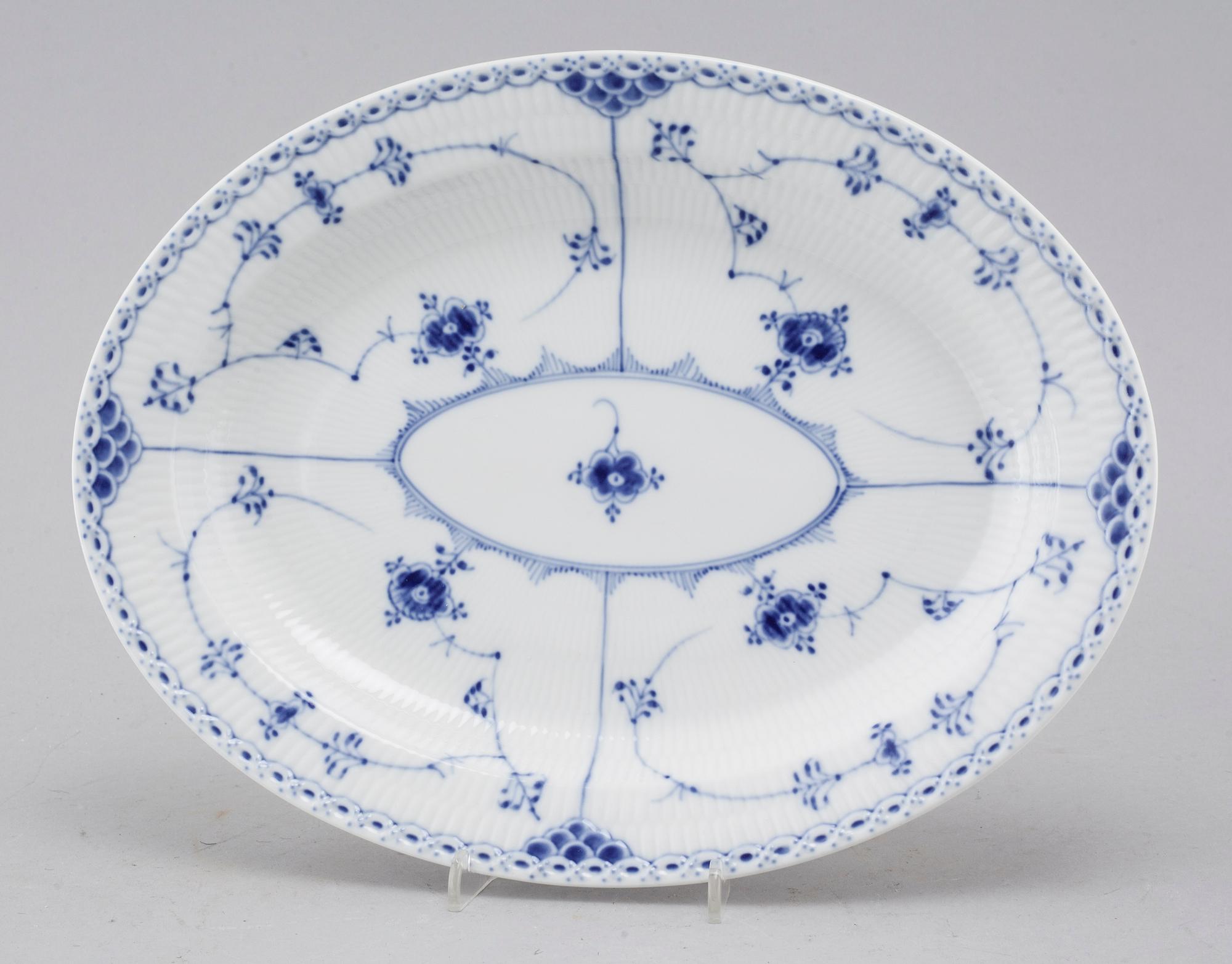 A porcelain tableware set of 69 pcs, "Musselmalet" by Royal Copenhagen, second half of the 20th century.
