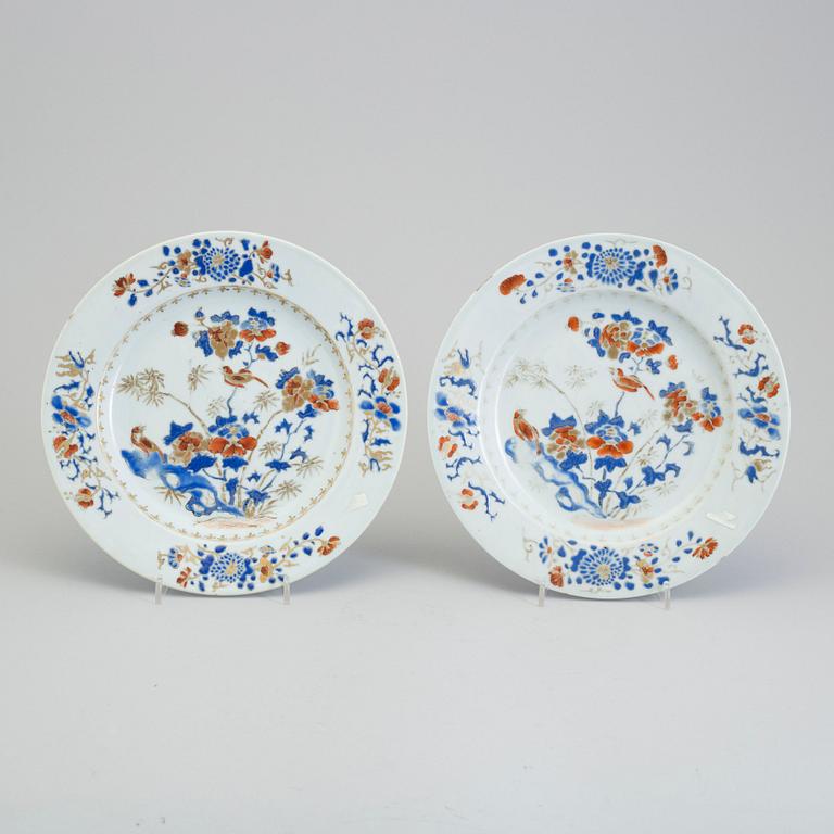 A pair of imari export porcelain plates, Qing dynasty, Qianlong (1736-95).