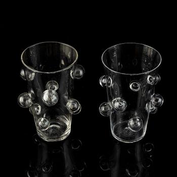 Mårten Medbo, glas, två stycken, signerad.