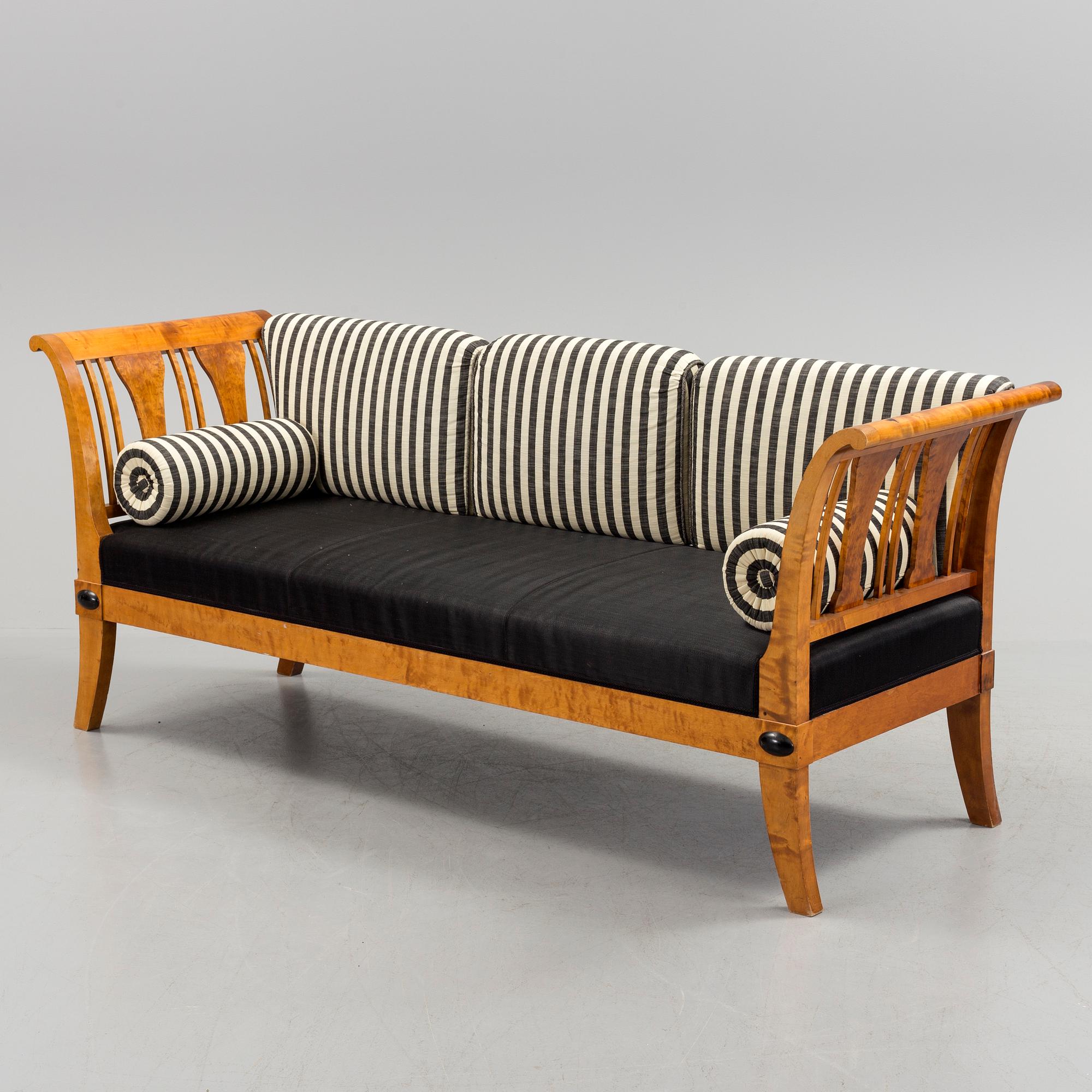 An early 20th century biedermeier-style chaise lounge.