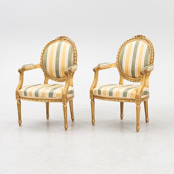 Karmstolar, ett par, gustaviansk stil, 1900-talets första hälft.