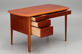 SKRIVBORD samt KARMSTOL, 1900-talets andra hälft.