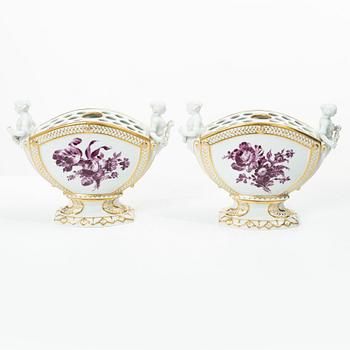 Royal Copenhagen, tulpanvaser, ett par"Juliane Marie purpur", 1905, Danmark.