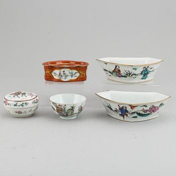 A group of five porcelain objects, Qing dynasty, late 19th/early 20th century.