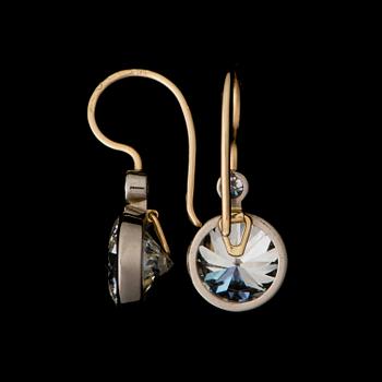 ÖRHÄNGEN, briljantslipade diamanter, 18K guld och vitguld. A. Tillander 1989.