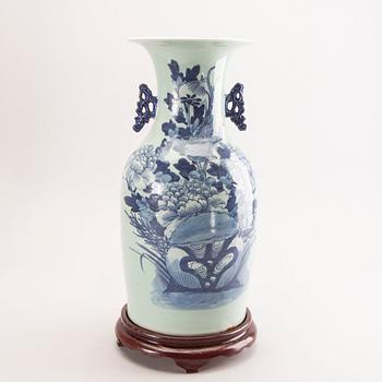 A Chinese porcelain vase around 1900.