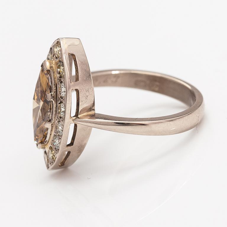 Ring, 14K vitguld, navettslipad diamant ca 1.32 ct och briljantslipade diamanter 0.63 ct tot enl gravyr. Finland.