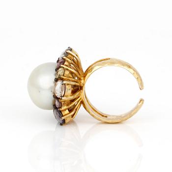 RING,  förgyllt silver med odlad 'South Sea' pärla och olikfärgade rosenslipade safirer. Totalvikt ca 14,39 g.