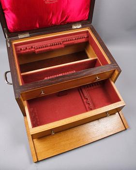 BESTICKSCHATULL, Märkt Otto Larsson Landskrona. 1900-talets början.