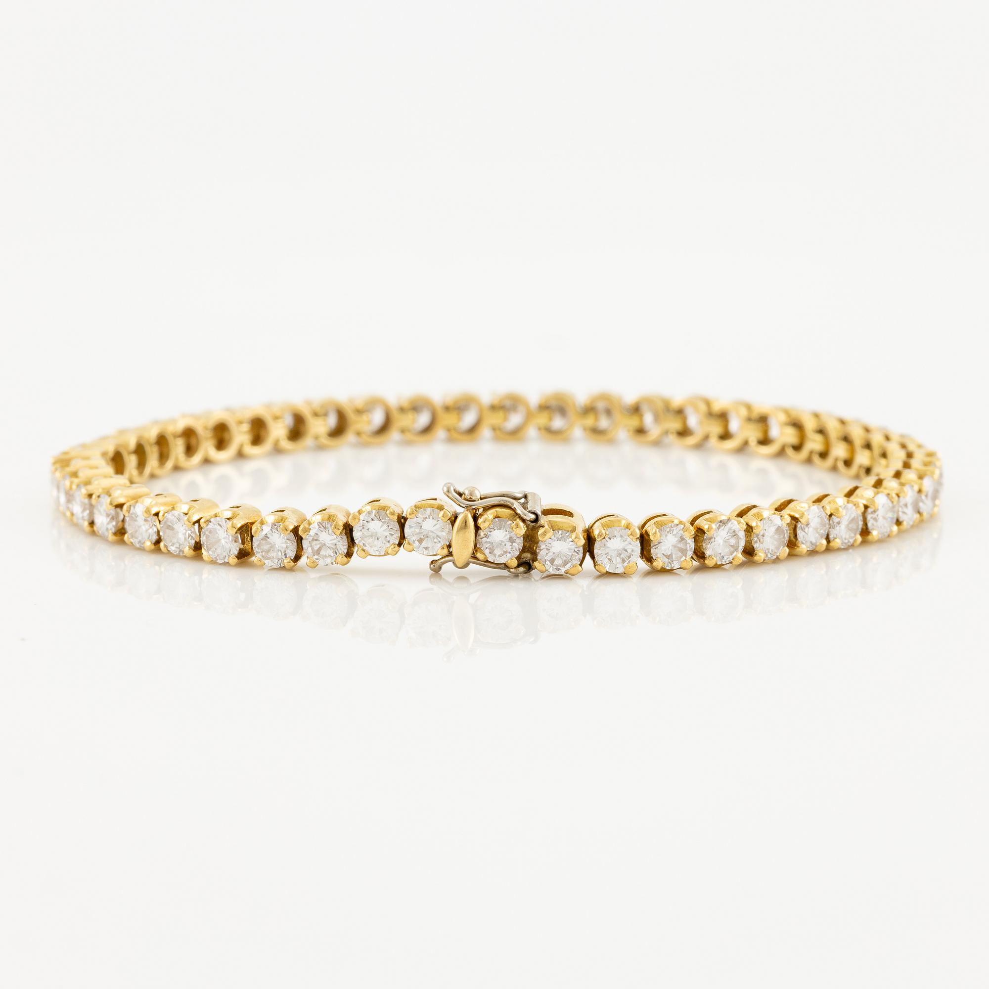A tennis bracelet in 14K gold with round brilliant-cut diamonds.