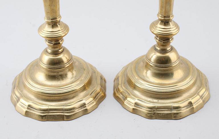 LJUSSTAKAR, 1 par, mässing, senbarock, 1700-tal.
