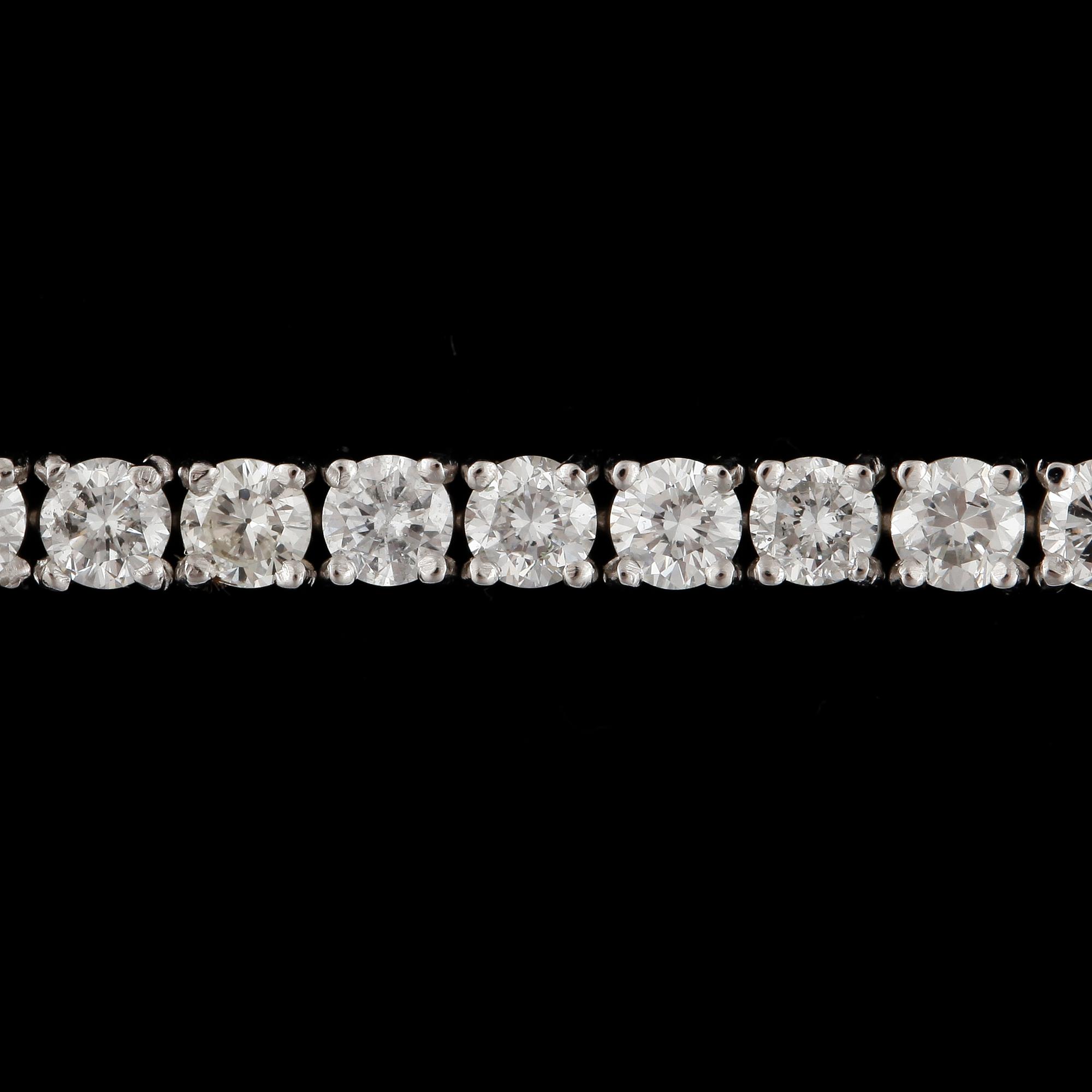 ARMBAND, 18k vitguld med ca 54 briljantslipade diamanter tot ca 5,67 ct. Vikt ca 12 gram.