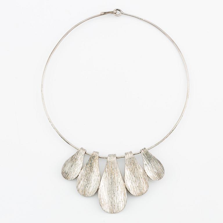 Necklace with leaf-shaped pendant, silver.